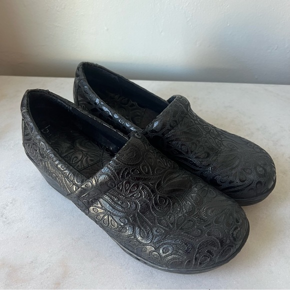 BOC Embossed Peggy Black Comfort Clogs 11 Casual Everyday - Picture 1 of 7
